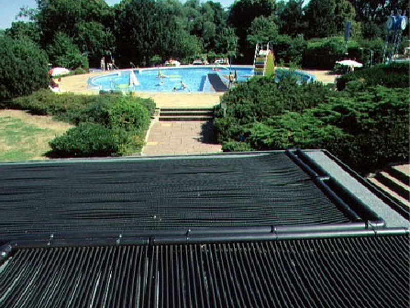 Blick über den Umkleidebereich mit der Absorberanlage des Freibades